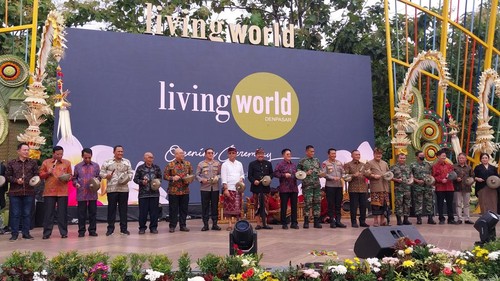 Wakil Gubernur Bali Tjokorda Oka Artha Ardana Sukawati meresmikan Living World Denpasar, Sabtu (24/3/2023) sore.