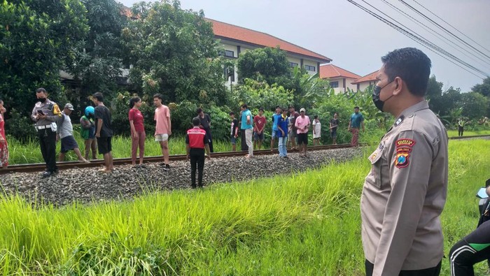Lokasi pemuda di Sidoarjo menabrakkan diri ke KA komuter