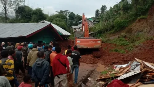 Bencana longsor di Desa Colol, Lamba Leda Timur, menelan korban jiwa bocah 10 tahun. Dua anak lainnya pun luka-luka.