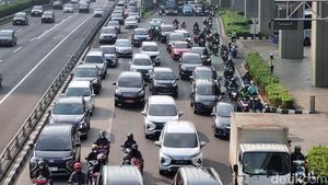 Lalin Jl Gatot Subroto Jaksel Arah Kuningan Macet, Pengendara Adu Klakson