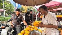 Penjual berharap penjualan timun suri pada tahun ini akan meningkat.  