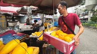 Sejak hari pertama puasa, pembeli sudah mulai berdatangan memborong timun suri.  