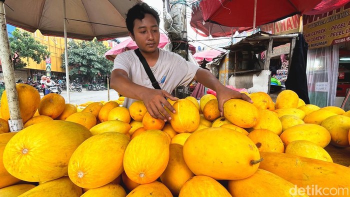 Manisnya Bisnis Timun Suri di Bulan Suci Rizki (33) pedagang musiman timun suri melayani pembeli di Pasar Kebayoran Lama, Jakarta, Jumat (24/3/2023).