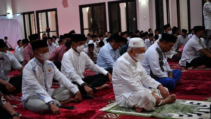 Maruf Amin salat tawarih di Ponpes An Nawawi Tanara