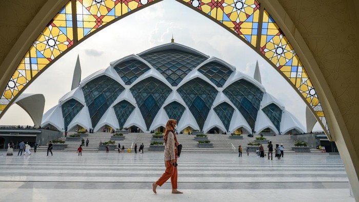 Sejumlah warga menunggu waktu berbuka puasa (ngabuburit) di Masjid Raya Al Jabbar, Gedebage, Bandung, Jawa Barat, Kamis (23/3/2023). Masjid Raya Al Jabbar yang baru diresmikan di akhir Tahun 2022 tersebut menjadi salah satu lokasi favorit warga Kota Bandung untuk ngabuburit. ANTARA FOTO/Raisan Al Farisi/YU