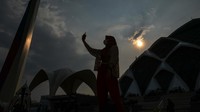 Sekadar diketahui, sebelumnya Masjid Raya Al Jabbar ditutup sementara dari 27 Februari. Kini masjid megah ini kembali dibuka bagi masyarakat umum.  