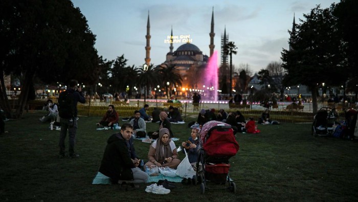 ISTANBUL, TURKIYE - APRIL 02: Tourists and citizens have fast-breaking (iftar) dinner in the first day of Muslim's holy month Ramadan at Sultanahmet Square in Istanbul, Turkiye on April 02, 2022. (Photo by Salih Zeki Fazlioglu/Anadolu Agency via Getty Images)
