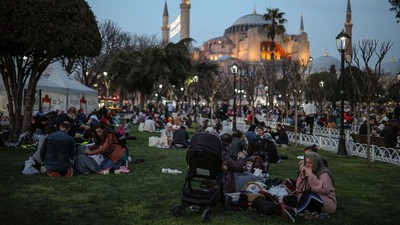 Masjid Biru dan Hagia Sophia Jadi Spot Buka Puasa Favorit di Turki