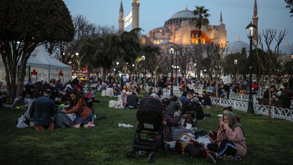 Masjid Biru dan Hagia Sophia Jadi Spot Buka Puasa Favorit di Turki