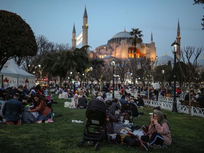 Masjid Biru dan Hagia Sophia Jadi Spot Buka Puasa Favorit di Turki