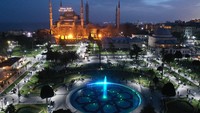 Taman Sultan Ahmet berada di antara Masjid Biru dan Masjid Hagia Sophia.