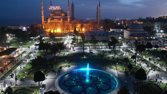ISTANBUL, TURKIYE - APRIL 02: An aerial view of tourists and citizens having fast-breaking (iftar) dinner in the first day of Muslims holy month Ramadan at Sultanahmet Square in Istanbul, Turkiye on April 02, 2022. (Photo by Atilla Sevil/Anadolu Agency via Getty Images)