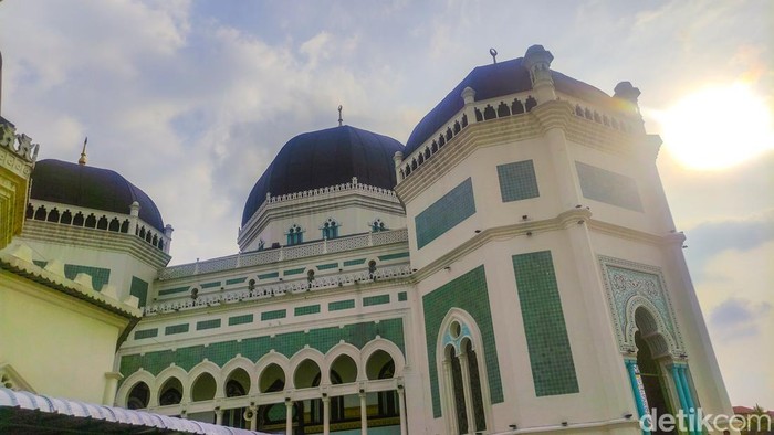 Masjid Raya Al-Mashun lokasi ngabuburit gratis. (Michael Ogest/detikSumut)