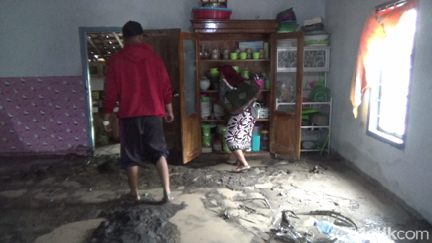 Material banjir lahar Semeneru masuk ke rumah warga di Desa Sumber Wuluh