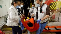 Para migran ini sebelumnya terdampar dari perahu kayu yang membawa mereka di Laut Mediterania.