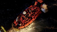 Migran dibawa ke kapal penyelamat Geo Barents, yang dioperasikan oleh Medecins Sans Frontieres (Doctors Without Borders) di lepas pantai Libya, Jumat (24/3/2023).