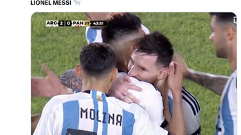 Usai cetak gol ke-800, rekan-rekannya menyambut dan memberi selamat kepada Messi. Foto: Twitter