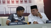 Selain itu, KPU juga meminta untuk menangguhkan putusan serta merta tersebut, sehingga Pemilu 2024 tetap dilaksanakan sesuai jadwal. Diketahui, putusan PN Jakarta Pusat bersifat putusan serta merta, yang dapat dilaksanakan meskipun terdapat pengajuan banding dan kasasi.  