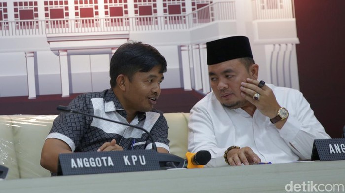 Komisioner KPU August Mellaz (kiri), Komisioner KPU Idham Holik (tengah), Komisioner KPU Mochammad Afifuddin (kanan) memberikan keterangan kepada wartawan terkait KPU melakukan pengajuan memori banding tambahan dan pelaksanaan putusan Bawaslu di Media Centre KPU, Jakarta, Jumat (24/3/2023).
