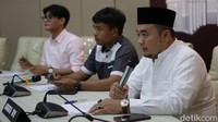 Kemudian, juga terkait kompetensi absolut PN Jakarta Pusat. KPU menilai PN Jakpus tidak memiliki wewenang untuk menyelesaikan sengketa Pemilu.  