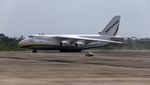 Momen Pesawat Kargo Antonov 124-100 Mendarat di Bandara Kertajati