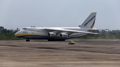 Momen Pesawat Kargo Antonov 124-100 Mendarat di Bandara Kertajati