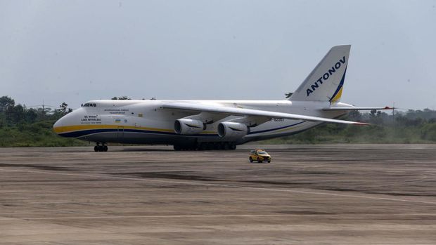 Pesawat kargo Antonov 124-100 mendarat di Bandara Kertajati, Jawa Barat, Rabu (22/3) lalu. Pesawat itu membawa mesin operasional Chandra Asri.