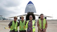 Direktur Legal, External Affairs & Circular Economy PT Chandra Asri Petrochemical Tbk (Chandra Asri), Edi Rivai, Wakil Presiden Direktur Komersial, Baritono Prajogo Pangestu, Komisaris, Agus Salim Pangestu dan Wakil Presiden Direktur Operasional, Krit Bunnag berfoto bersama di depan pesawat kargo terbesar di dunia, Antonov An-124-100 yang mendarat di Bandara Internasional Jawa Barat (BIJB) Kertajati, Kabupaten Majalengka.
