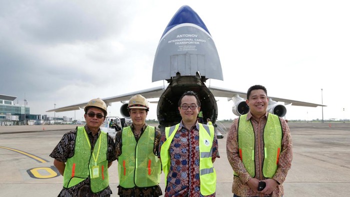 Momen Pesawat Kargo Antonov 124-100 Mendarat di Bandara Kertajati Pesawat kargo Antonov 124-100 mendarat di Bandara Kertajati, Jawa Barat, Rabu (22/3) lalu. Pesawat itu membawa mesin operasional Chandra Asri.