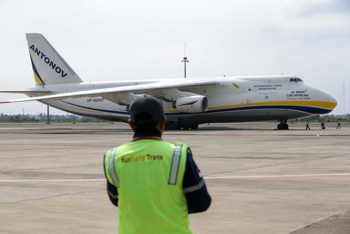 Pesawat kargo Antonov 124-100 mendarat di Bandara Kertajati, Jawa Barat, Rabu (22/3) lalu. Pesawat itu membawa mesin operasional Chandra Asri.
