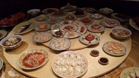 Bahkan ada juga meja bundar yang khusus dihadirkan layaknya ruang makan zaman dinasti. Meja bundar ini memiliki fungsi penting bagi perjalanan budaya kuliner China. Foto: Instagram#hangzhou cuisine museum