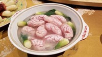 Salah satu makanan khas yang ternyata sudah disajikan sejak masa lampau adalah sup otak babi. Di museum ini replika sup otak babi dihadirkan mirip seperti aslinya. Foto: Instagram#hangzhou cuisine museum