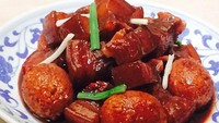 Identik dengan olahan babi, hidangan perut babi asli resep nenek moyang juga ada di sini. Penampilannya yang merah menyala tampak menggiurkan. Foto: Instagram#hangzhou cuisine museum