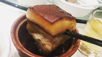 Ada hidangan yang dinilai oleh pelanggan tampak paling menggiurkan. Hidangan ini merupakan potongan kulit babi yang dimasak dengan bumbu kecap. Foto: Instagram#hangzhou cuisine museum