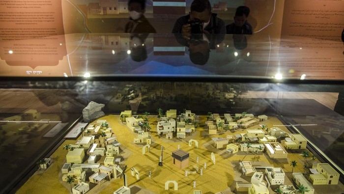 Jurnalis melihat informasi perjalanan Nabi Muhammad SAW saat media visit di Museum Rasulullah Masjid Al Jabbar, Bandung, Jawa Barat, Jumat (24/3/2023). Museum yang berisi tentang koleksi replika, diorama dan video mapping perjalanan Nabi Muhammad SAW dalam menyebarkan agama Islam hingga saat ini tersebut direncanakan akan diresmikan dan dibuka untuk umum pada Senin (27/3) mendatang sebagai salah satu objek wisata keagamaan. ANTARA FOTO/Novrian Arbi/aww.