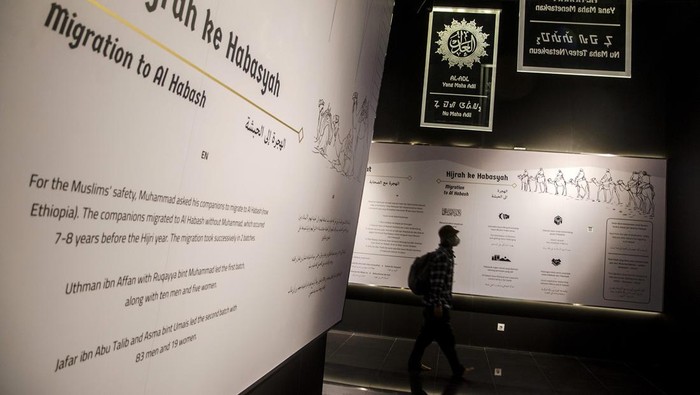 Jurnalis melihat informasi perjalanan Nabi Muhammad SAW saat media visit di Museum Rasulullah Masjid Al Jabbar, Bandung, Jawa Barat, Jumat (24/3/2023). Museum yang berisi tentang koleksi replika, diorama dan video mapping perjalanan Nabi Muhammad SAW dalam menyebarkan agama Islam hingga saat ini tersebut direncanakan akan diresmikan dan dibuka untuk umum pada Senin (27/3) mendatang sebagai salah satu objek wisata keagamaan. ANTARA FOTO/Novrian Arbi/aww.