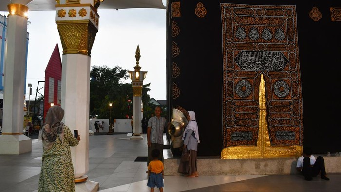 NGABUBURIT DI MADIUN Sejumlah warga menikmati suasana sore hari sambil menunggu saat tiba berbuka puasa atau ngabuburit di kawasan Pahlawan Religi Center Kota Madiun, Jawa Timur, Jumat (24/3/2023). Pada hari kedua puasa Ramadhan, sebagian warga muslim Madiun ngabuburit di kawasan yang berada di tengah perkotaan tersebut. ANTARA FOTO/Siswowidodo/aww.