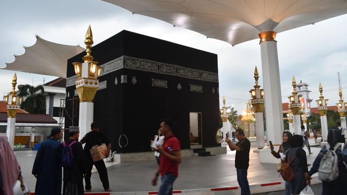 Sejumlah warga menikmati suasana sore hari sambil menunggu saat tiba berbuka puasa atau ngabuburit di kawasan Pahlawan Religi Center Kota Madiun, Jawa Timur, Jumat (24/3/2023). Pada hari kedua puasa Ramadhan, sebagian warga muslim Madiun ngabuburit di kawasan yang berada di tengah perkotaan tersebut. ANTARA FOTO/Siswowidodo/aww.