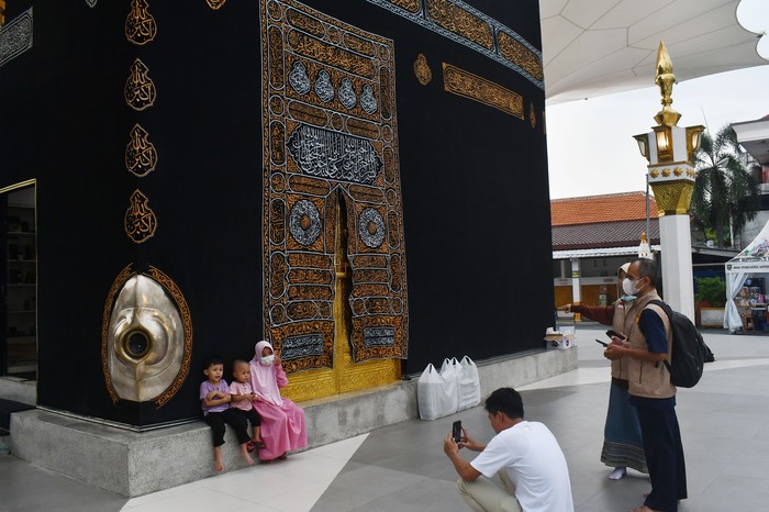 NGABUBURIT DI MADIUN Sejumlah warga menikmati suasana sore hari sambil menunggu saat tiba berbuka puasa atau ngabuburit di kawasan Pahlawan Religi Center Kota Madiun, Jawa Timur, Jumat (24/3/2023). Pada hari kedua puasa Ramadhan, sebagian warga muslim Madiun ngabuburit di kawasan yang berada di tengah perkotaan tersebut. ANTARA FOTO/Siswowidodo/aww.
