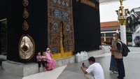 Warga yang datang mengabiskan waktu untuk berfoto di miniatur Kakbah yang ada di Makkah sambil menikmati suasana sore dan menunggu saat tiba berbuka puasa atau ngabuburit.