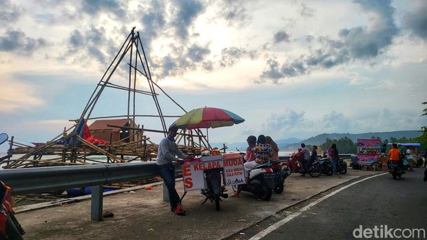 Ngabuburit di Muara Citepus, Desa Citepus, Kecamatan Palabuhanratu.Sukabumi