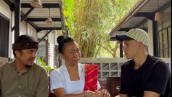 Fakta Seputar Bule yang Copot Celana di Gunung Agung