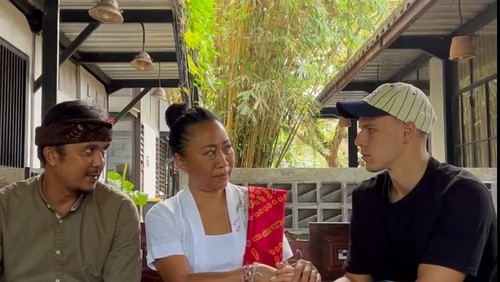 Yuri, bule yang buka celana di puncak Gunung Agung bertemu Niluh Djelantik.