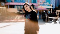 Di samping itu, mantan pacar-istri Alshad Ahmad ini juga ternyata orang yang senang berbagi. Dirinya membangun Clearity Charity, sebuah badan amal yang setiap Jumat mendonasikan makanan. (Foto: Instagram @nissasyf)