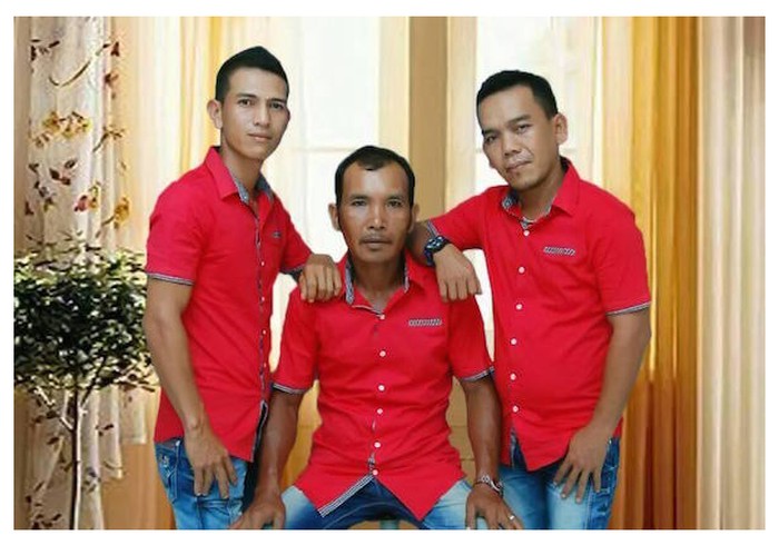 Omega Trio yang menyanyikan Mardua Holong