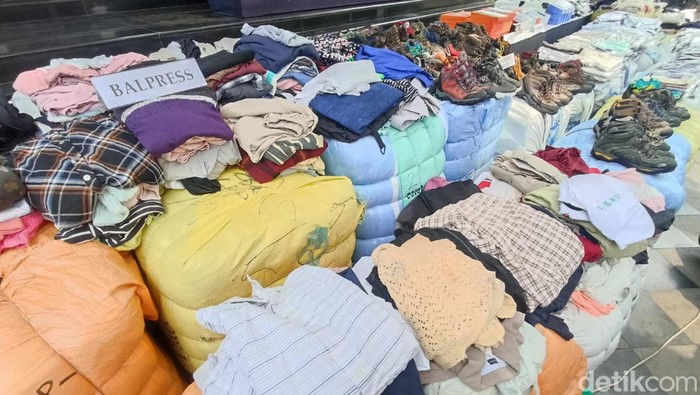 Pakaian bekas dari China hingga Korea disita polisi