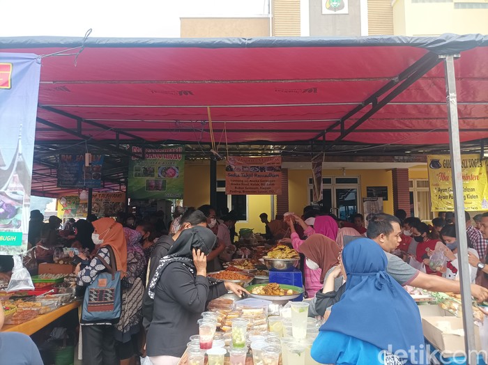 Suasana Pasar Takjil Benhil Sore Tadi