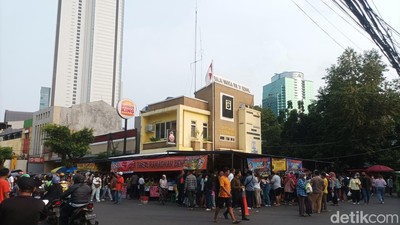Suasana Pasar Takjil Benhil Sore Tadi