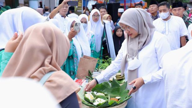 Pasar Takjil bupati Banyuwangi Ipuk Fiestiandani
