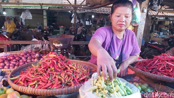 Pedagang cabai di pasar tradisional Brebes, Jumat (24/3/2023).